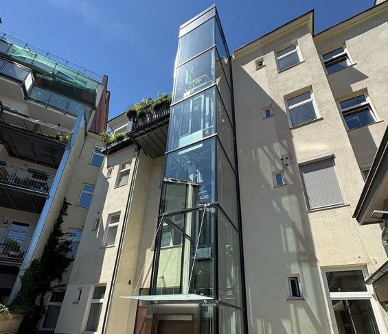 Außßenliftschacht aus Glas in Wien